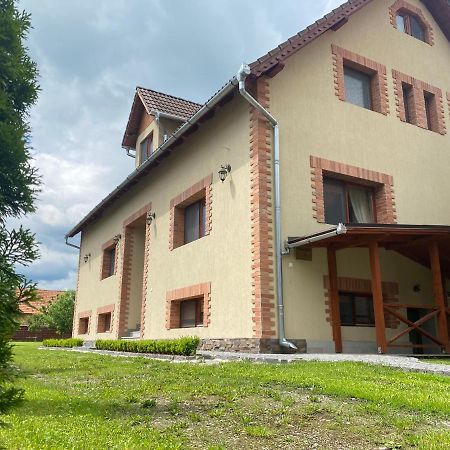Gradics Panzio Hotel Siculeni ภายนอก รูปภาพ