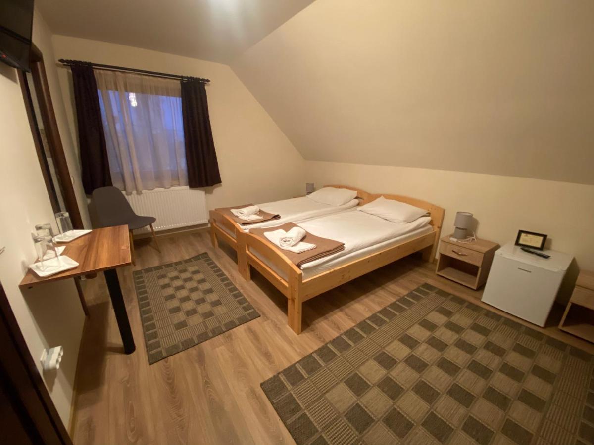 Gradics Panzio Hotel Siculeni ภายนอก รูปภาพ
