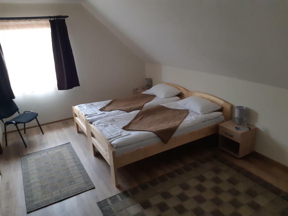 Gradics Panzio Hotel Siculeni ภายนอก รูปภาพ